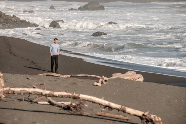Osamělý muž v Usa Pacific coast beach — Stock fotografie