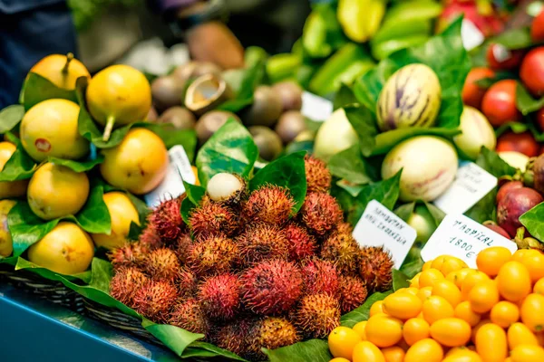 Рамбутан и другие экзотические тропические фрукты — стоковое фото
