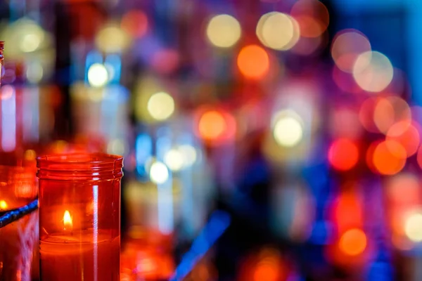 Церковные свечи в прозрачных люстрах — стоковое фото