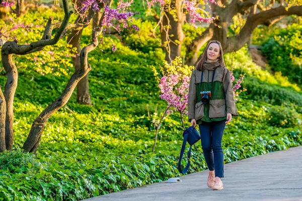 Femme marchant le long du sentier du parc au printemps . — Photo