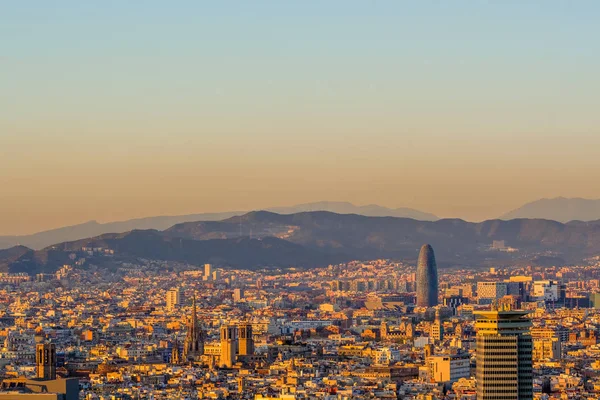 Barcelona városkép a naplementét néz — Stock Fotó