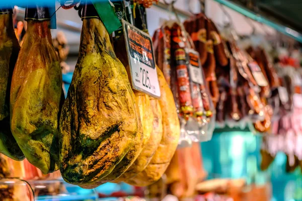 Spaanse ham jamon op Barcelona markt — Stockfoto