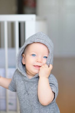 Yürümeyi öğrenme ile erkek bebek