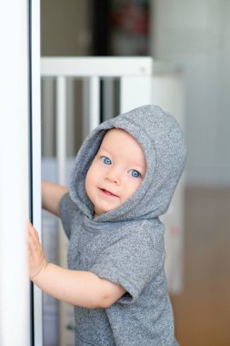 Yürümeyi öğrenme ile erkek bebek