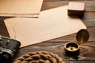 Eski telemetre kameralı ve pusula ile antika harita