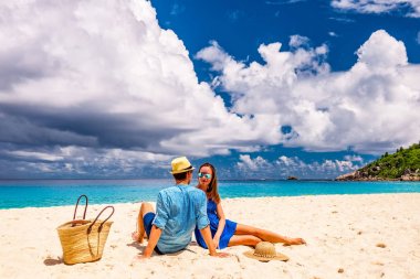 Seyşel Adaları, bir plajda couple