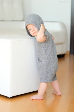 Erkek bebek mavi giyen hoodie gözleri 