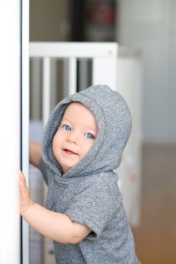 Yürümeyi öğrenme ile erkek bebek