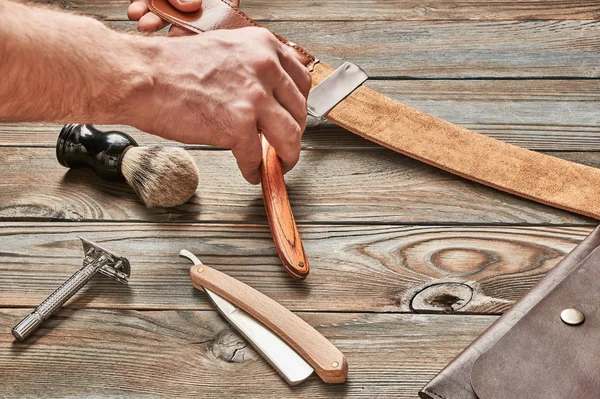Man stropping scheermes met leder gereedschap — Stockfoto