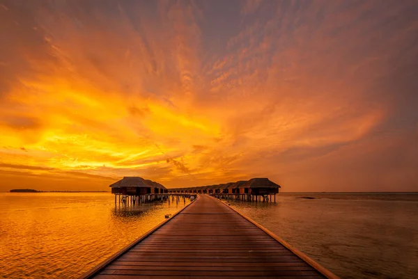 Puesta de sol en la playa de Maldivas — Foto de Stock