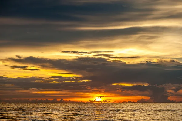 Belo pôr do sol na praia de Boracay — Fotografia de Stock