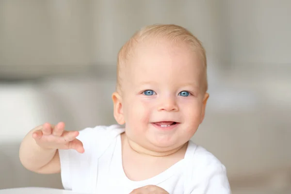 Mavi gözlü erkek bebek — Stok fotoğraf