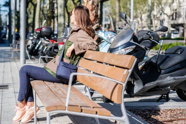 Nő az utcán, ül a padon, Barcelona. — Stock Fotó