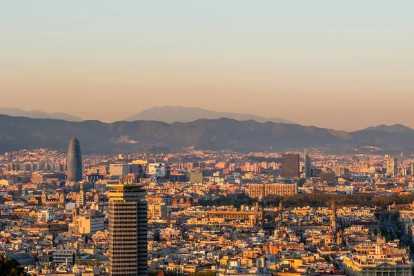 Barcelona paisagem urbana ao pôr do sol com vista — Fotografia de Stock