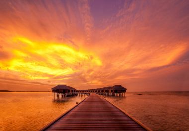 Maldivian sahilinde gün batımı