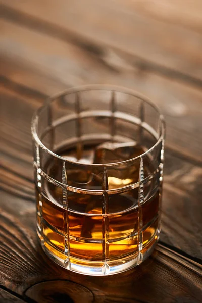 ウイスキーのグラスを氷のキューブで — ストック写真