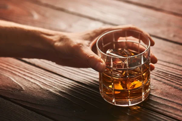 Main avec verre de whisky — Photo