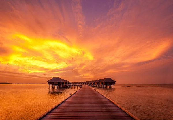 Захід сонця на Мальдівському пляжі. — стокове фото