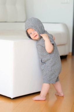 mavi gözlü erkek bebek