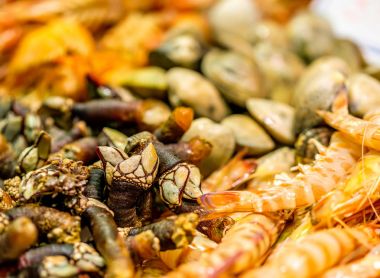 Langoustinesand kabukları deniz ürünleri Market