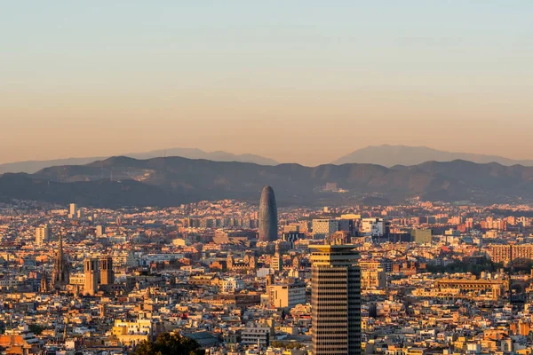 Barcelona Stadtbild bei Sonnenuntergang übersehen — Stockfoto