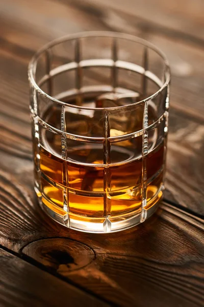 Glas whisky med isbitar — Stockfoto