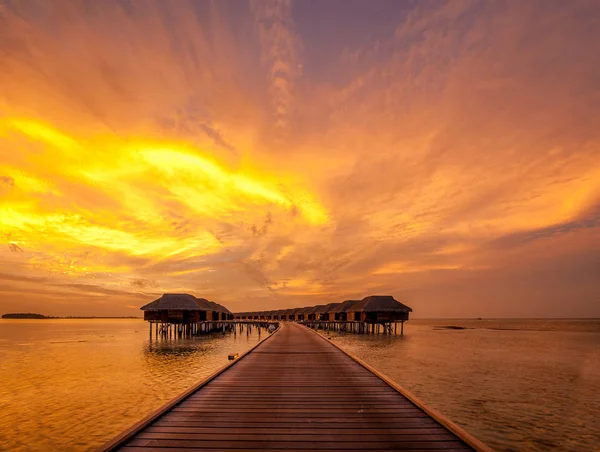 Uferpromenade führt zu Bungalows an maledivischer Küste — Stockfoto