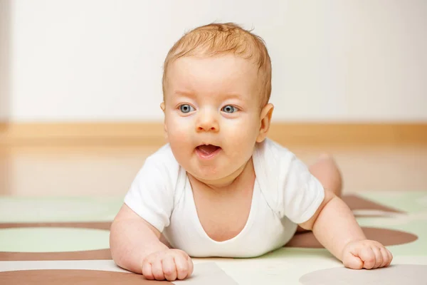 Schattige babyjongen in wit t-shirt — Stockfoto