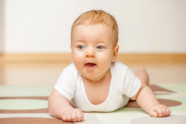 Söt baby boy i vit t-shirt — Stockfoto