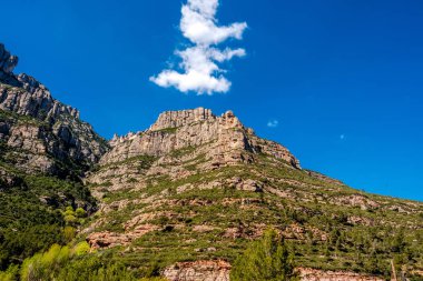 Dağlar Manastırı, güneşli bir gün 