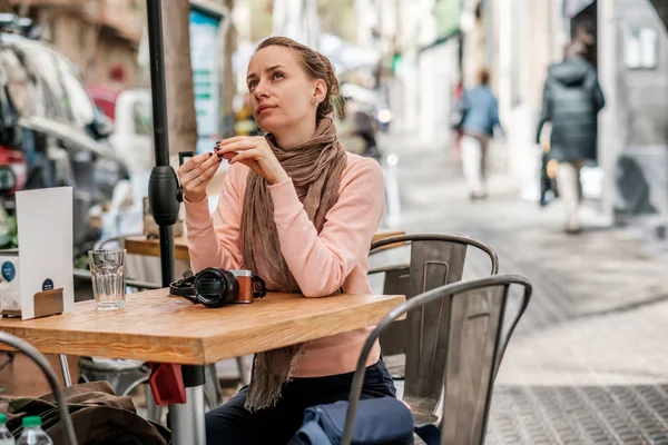 Женщина в кафе на открытом воздухе в весенний день — стоковое фото