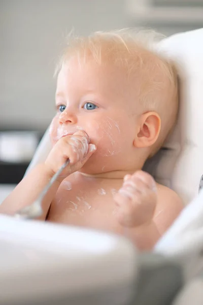 Τάισμα μωρού με κουτάλι — Φωτογραφία Αρχείου