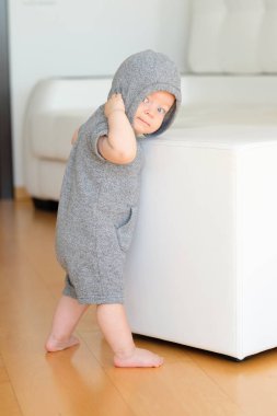 Kapüşonlu mavi gözlü bebek 