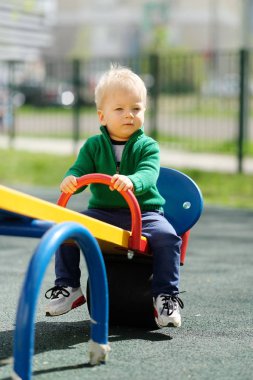 Çocuk Bahçesi tahterevalli oturma