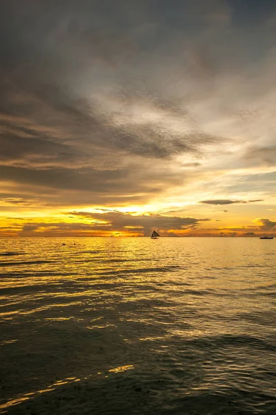 Hermosa puesta de sol en la playa de Boracay — Foto de Stock