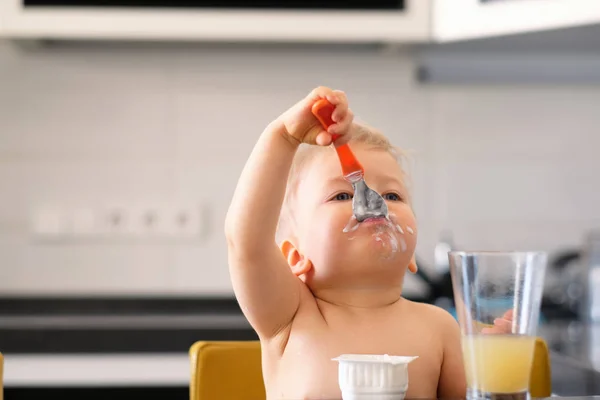 Brudny dziecko jedzenie z miarką — Zdjęcie stockowe
