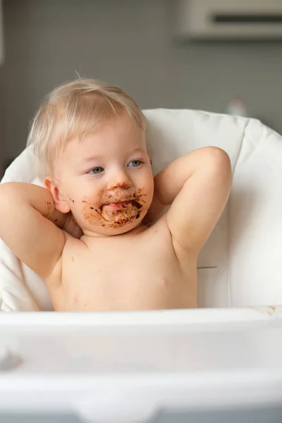 Menino com sujo rosto bagunçado — Fotografia de Stock