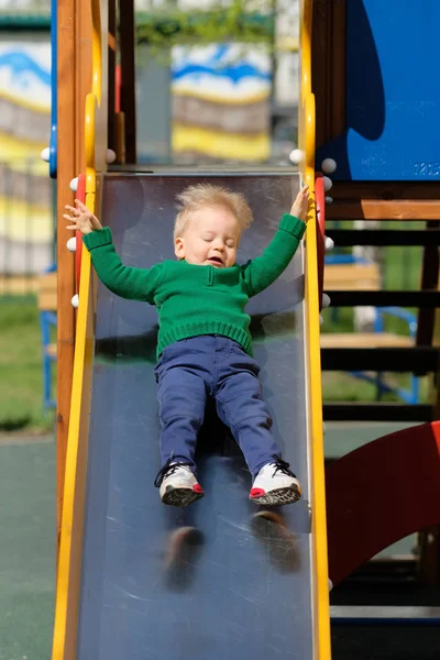 赤ちゃん男の子の身に着けている緑のセーター — ストック写真