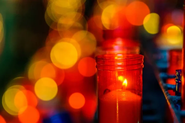 Velas de igreja em lustres transparentes — Fotografia de Stock