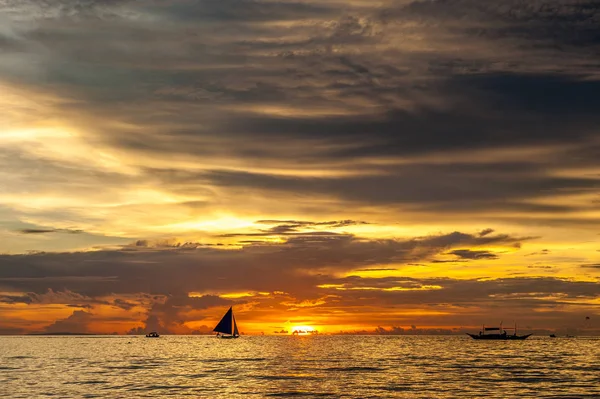 Piękny zachód słońca na plaży na wyspie Boracay — Zdjęcie stockowe