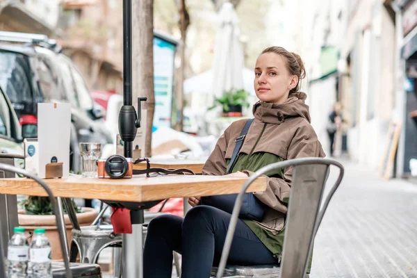 Женщина в кафе на открытом воздухе в весенний день — стоковое фото