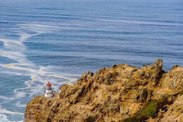 太平洋沿岸で灯台をポイントします。 — ストック写真