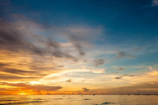 Hermosa puesta de sol en la playa de Boracay — Foto de Stock