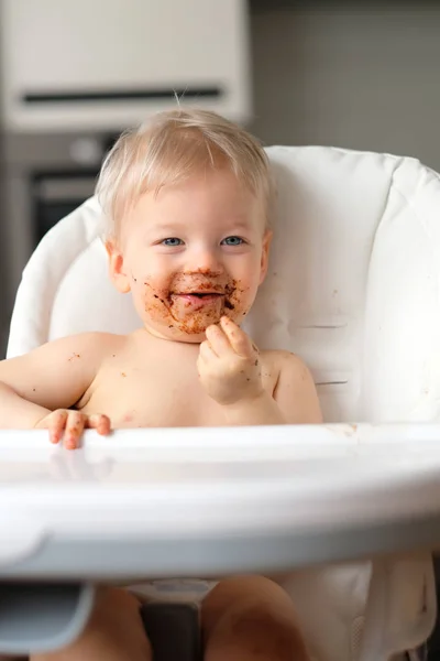 Baby eten van chocolade — Stockfoto