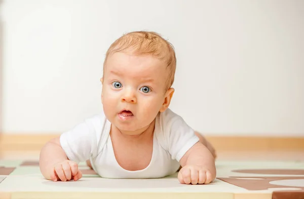 Schattige baby in wit t-shirt — Stockfoto