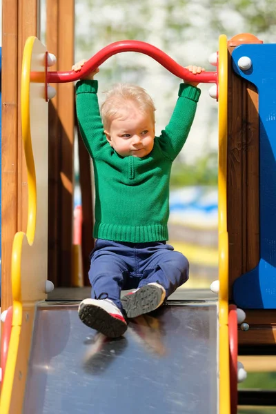 Baby fiú visel zöld pulóver — Stock Fotó