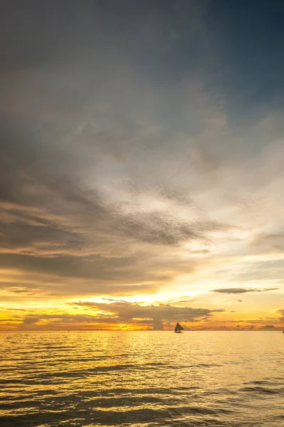 Piękny zachód słońca na plaży na wyspie Boracay — Zdjęcie stockowe