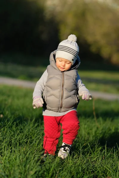 Tipegő gyermek, rét park: — Stock Fotó