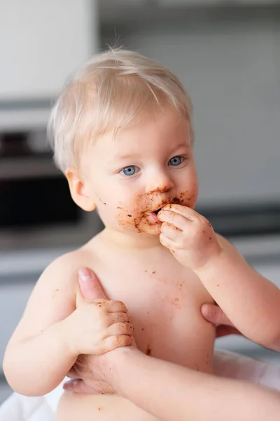 Pojke med smutsiga stökigt ansikte — Stockfoto