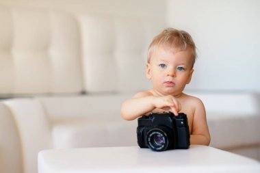 Yürümeye başlayan çocuk keşfetmek eski fotoğraf makinesi